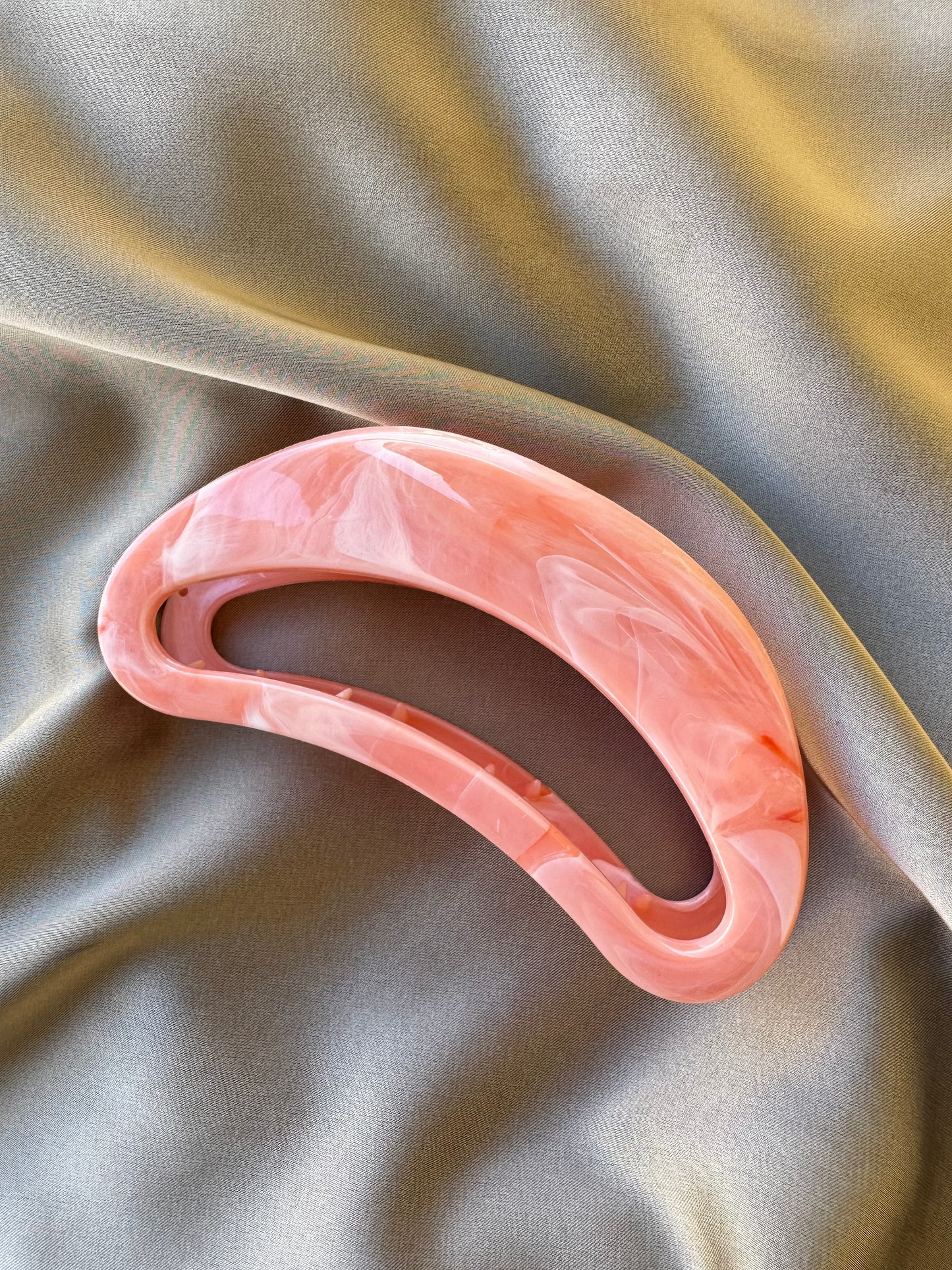 Curved marble clip