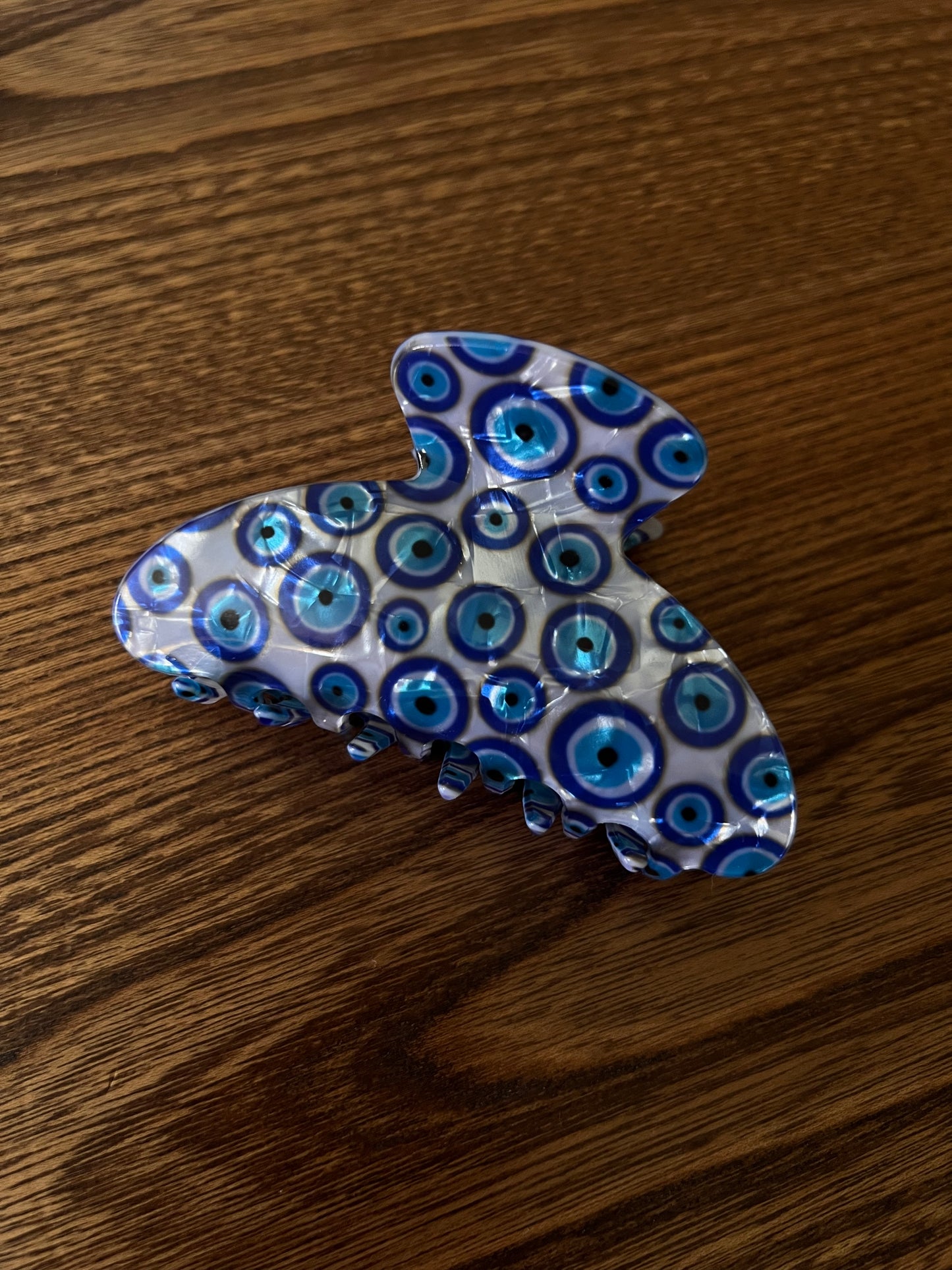 curved blue eyes claw