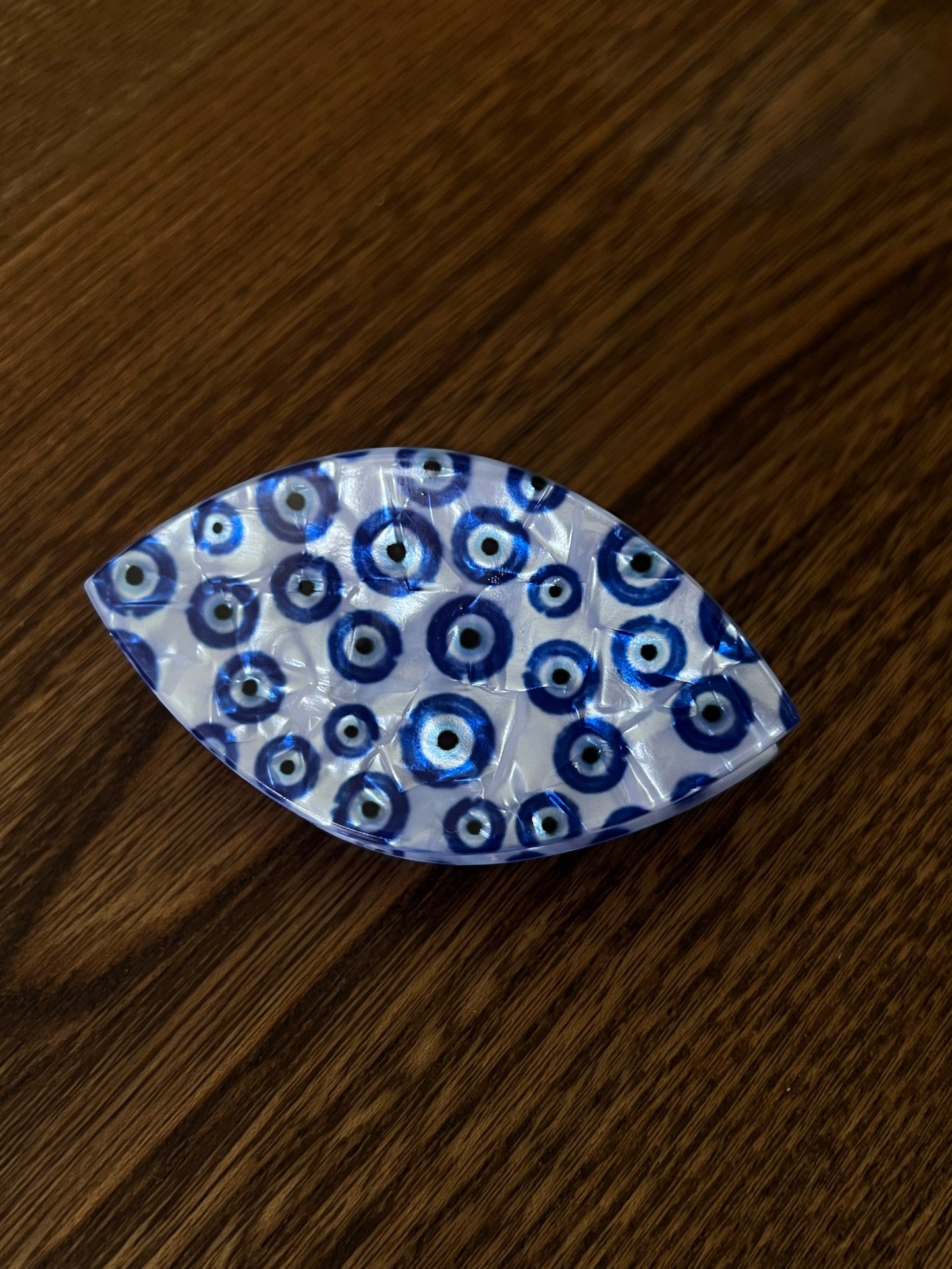 leaf-shaped blue eye claw