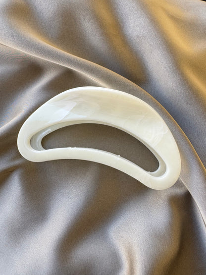 Curved marble clip